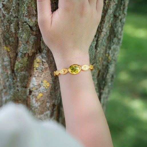 Bracelet jonc « Soleils » en acier inoxydable 304 doré et son trèfle en cabochon