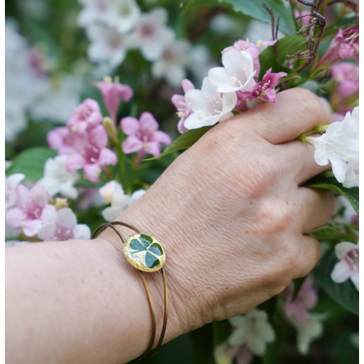 Bronze colored adjustable metal bracelet, cloverleaf set on real gold leaf (143.136)