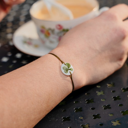 Bracelet fin en fil de jade avec trèfle sur un petit médaillon de nacre