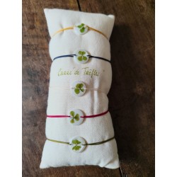 Bracelet fin en fil de jade avec trèfle sur un petit médaillon de nacre