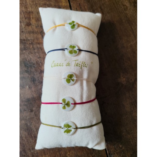Bracelet fin en fil de jade avec trèfle sur un petit médaillon de nacre